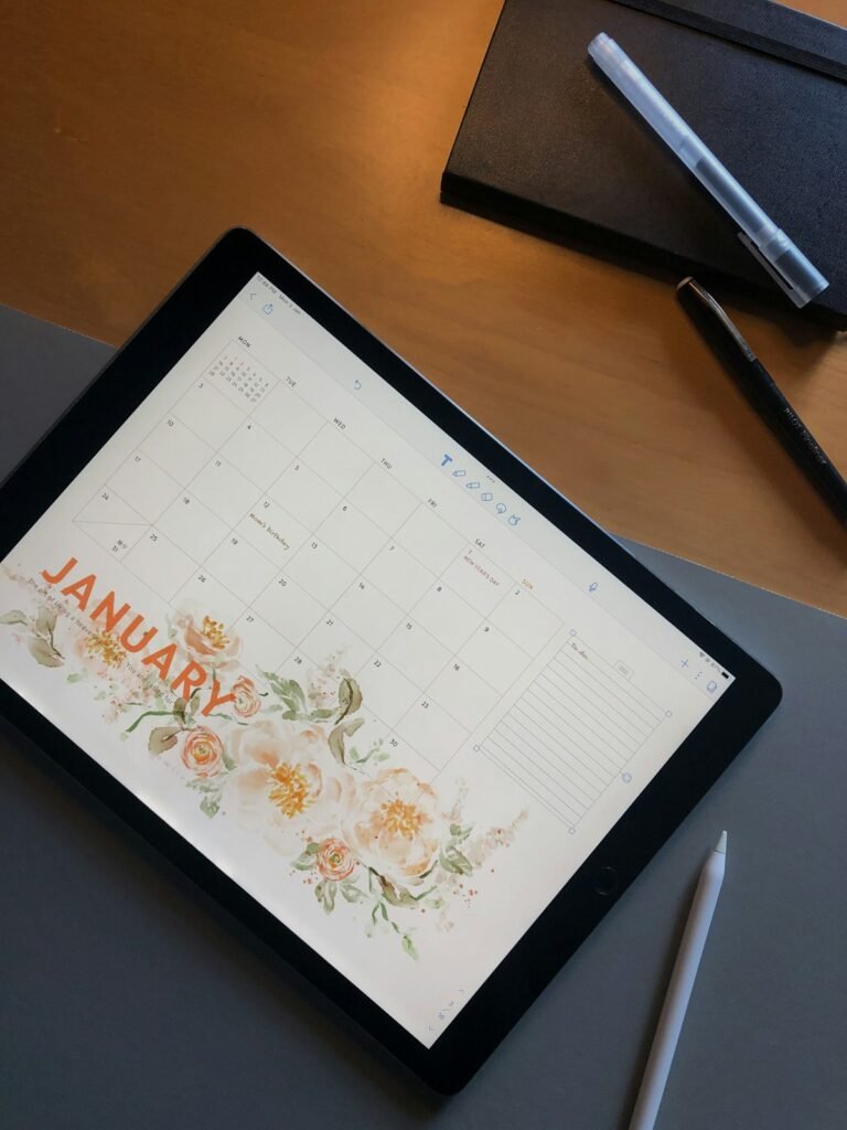 Tablet com calendário na tela organizando rotina