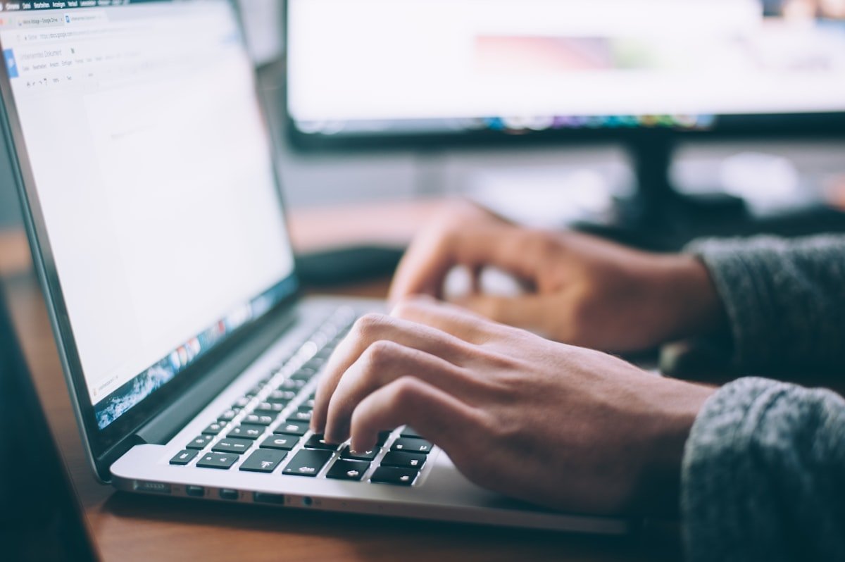 Como Usar IA no Trabalho Sem Colocar Seu Emprego em Risco